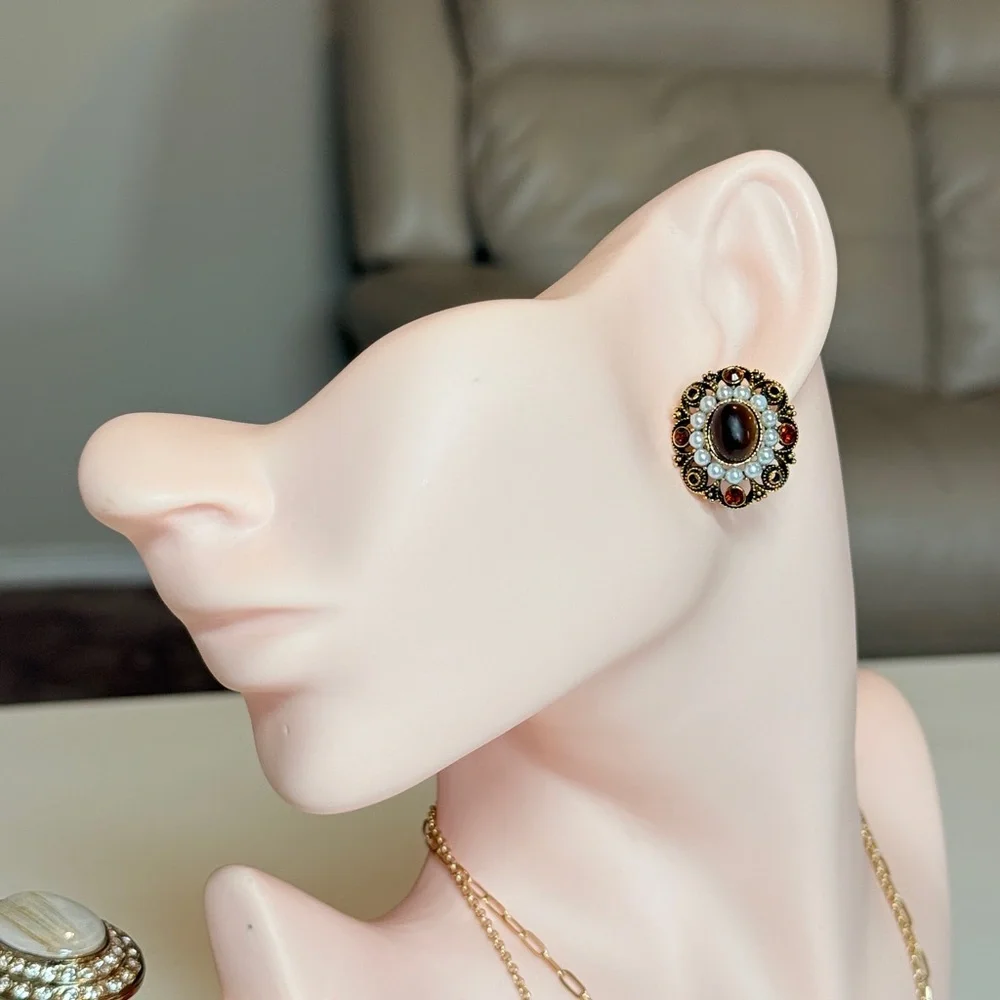 ⚜️ Elegant Gold and Brown Stud Earrings